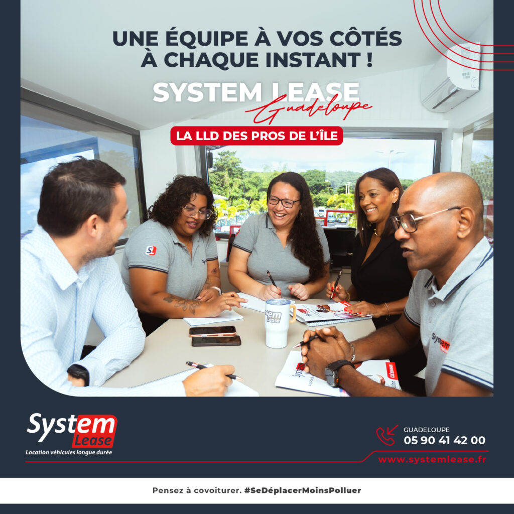 L'équipe System Lease Guadeloupe réunie autour d'une table de travail, en pleine réflexion pour accompagner les professionnels de l'île en location longue durée.