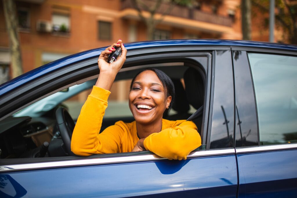 Femme heureuse réunionnaise en voiture LLD.